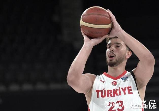 上半场申京效率不俗,10投命中6球,贡献14分3篮板5助攻1抢断1封盖 上半场申京效率不俗,10投命中6球,贡献14分3篮板5助攻1抢断1封盖